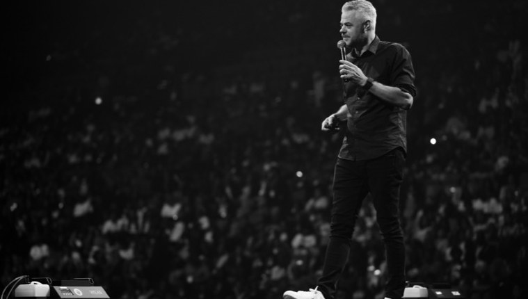 Speaker gesturing with a microphone